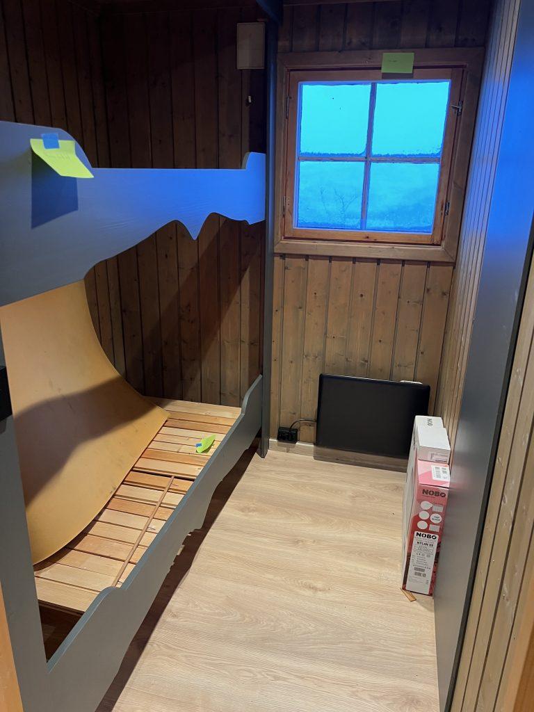 Fjellhytta etter oppussing – lyse vegger