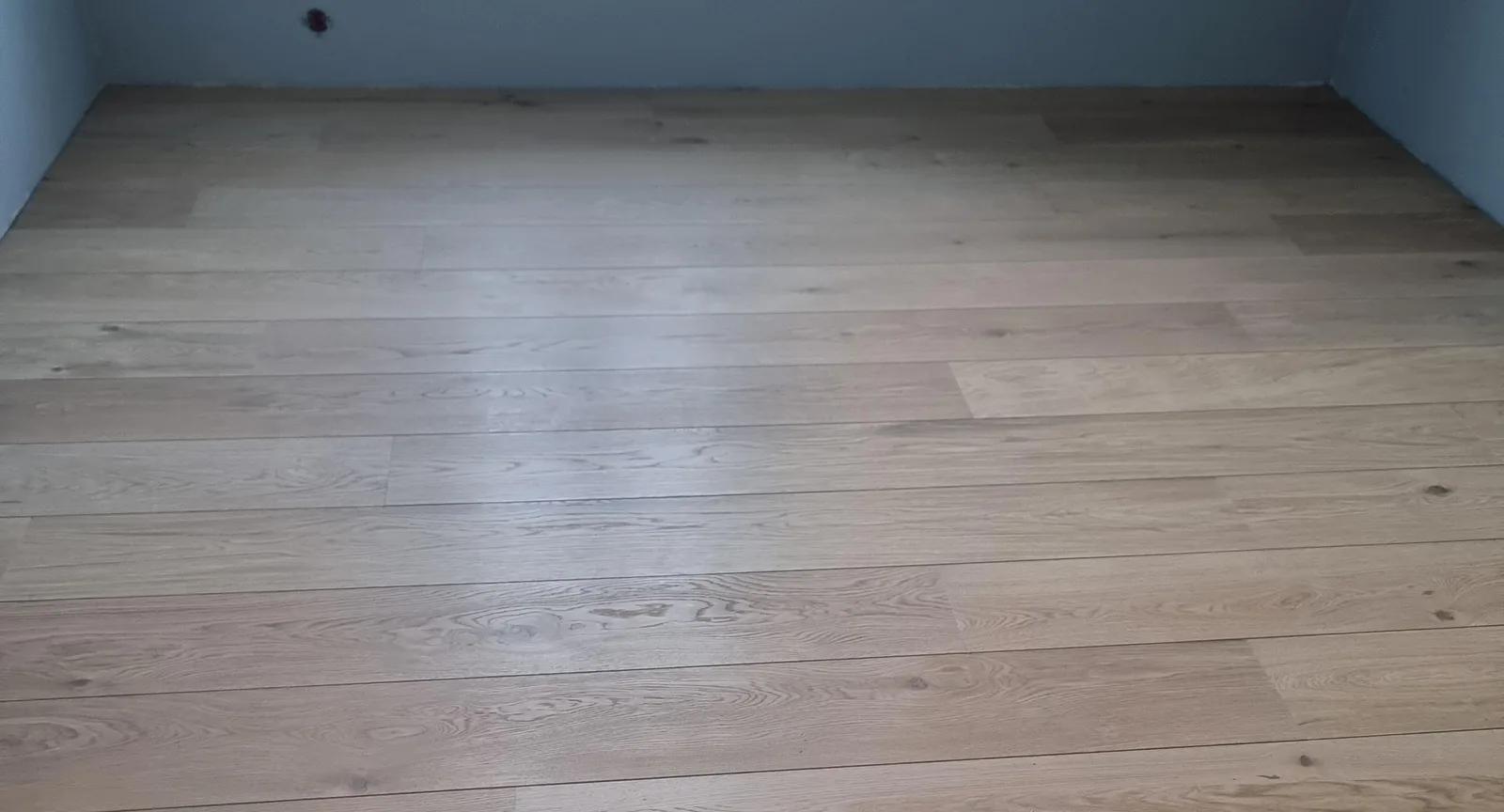 Nytt gulv pris 2026: hva koster parkett, laminat og vinyl?