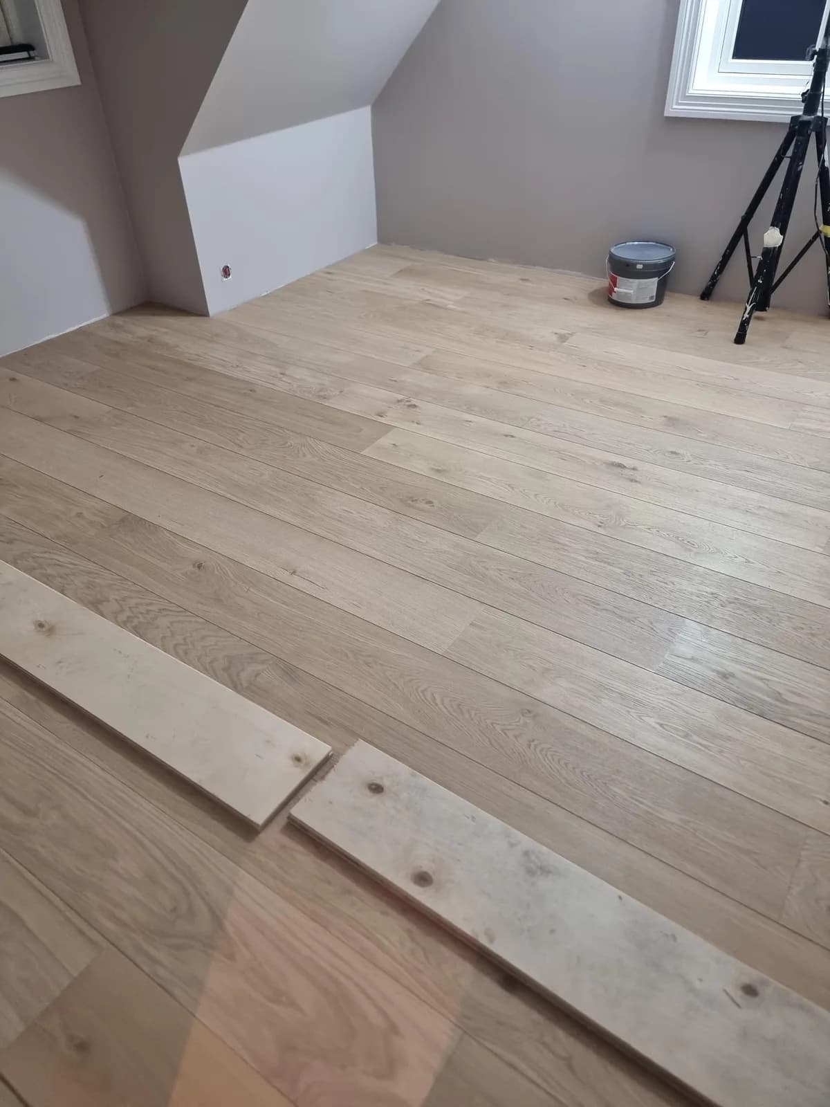 Nylagt eikeparkett i lys stue etter gulvlegging